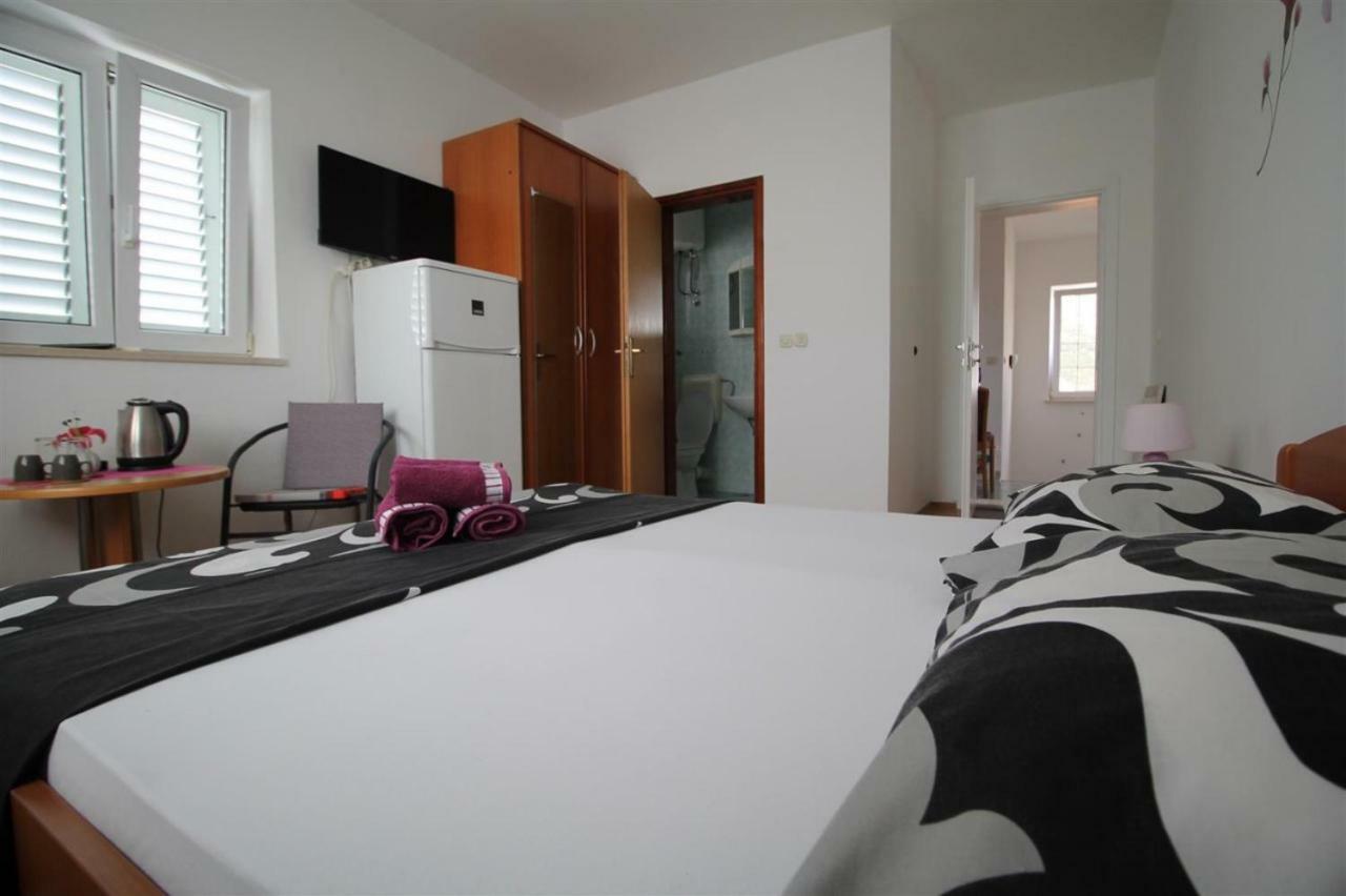 Private Accommodation Carevic ドゥブロブニク エクステリア 写真